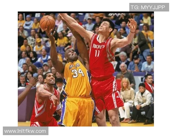 姚明在NBA的幽默瞬间揭秘：那些让人捧腹的搞笑时刻与趣事回顾